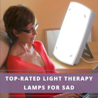 woman sittin gin front of light therapy lamp